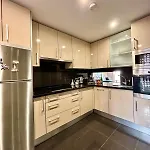 5 Stars Beachfront Paradise - Seaview, Always Heated Pool, Gym, Sauna! Lägenhet