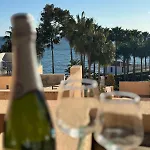 5 Stars Beachfront Paradise - Seaview, Always Heated Pool, Gym, Sauna! Lägenhet