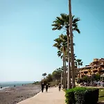 Lägenhet 5 Stars Beachfront Paradise - Seaview, Always Heated Pool, Gym, Sauna!