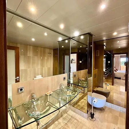 Apartment 5 Stars Beachfront Paradise - Seaview, Always Heated Pool, Gym, Sauna!